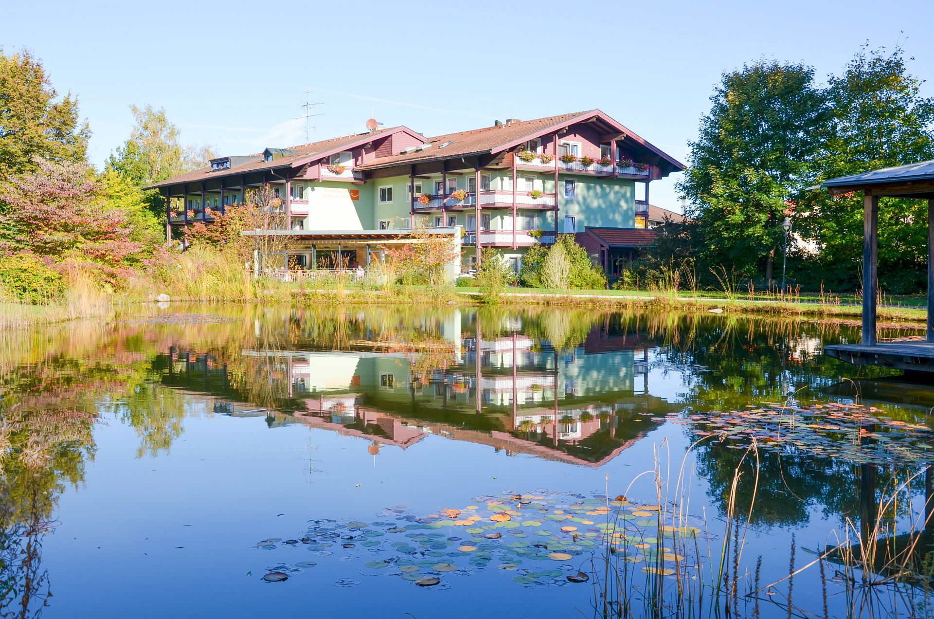 Außenansicht Ströbinger Hof und Kurpark mit See