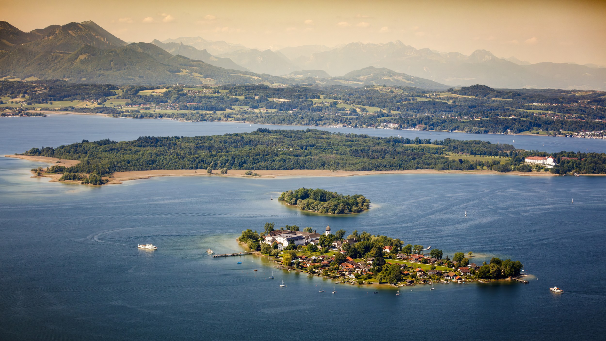 Blick über die Fraueninsel aus Vogelperspektive.